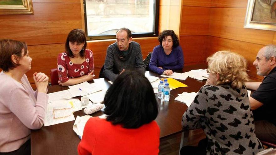 Por la izquierda, Moriyón, Clara González-Pedraz, José Ángel Muñoz e Inés Prada. De espaldas, por la izquierda, Purificación García, Ángela Menéndez y José Luis Rodríguez Peón, al inicio de la reunión.