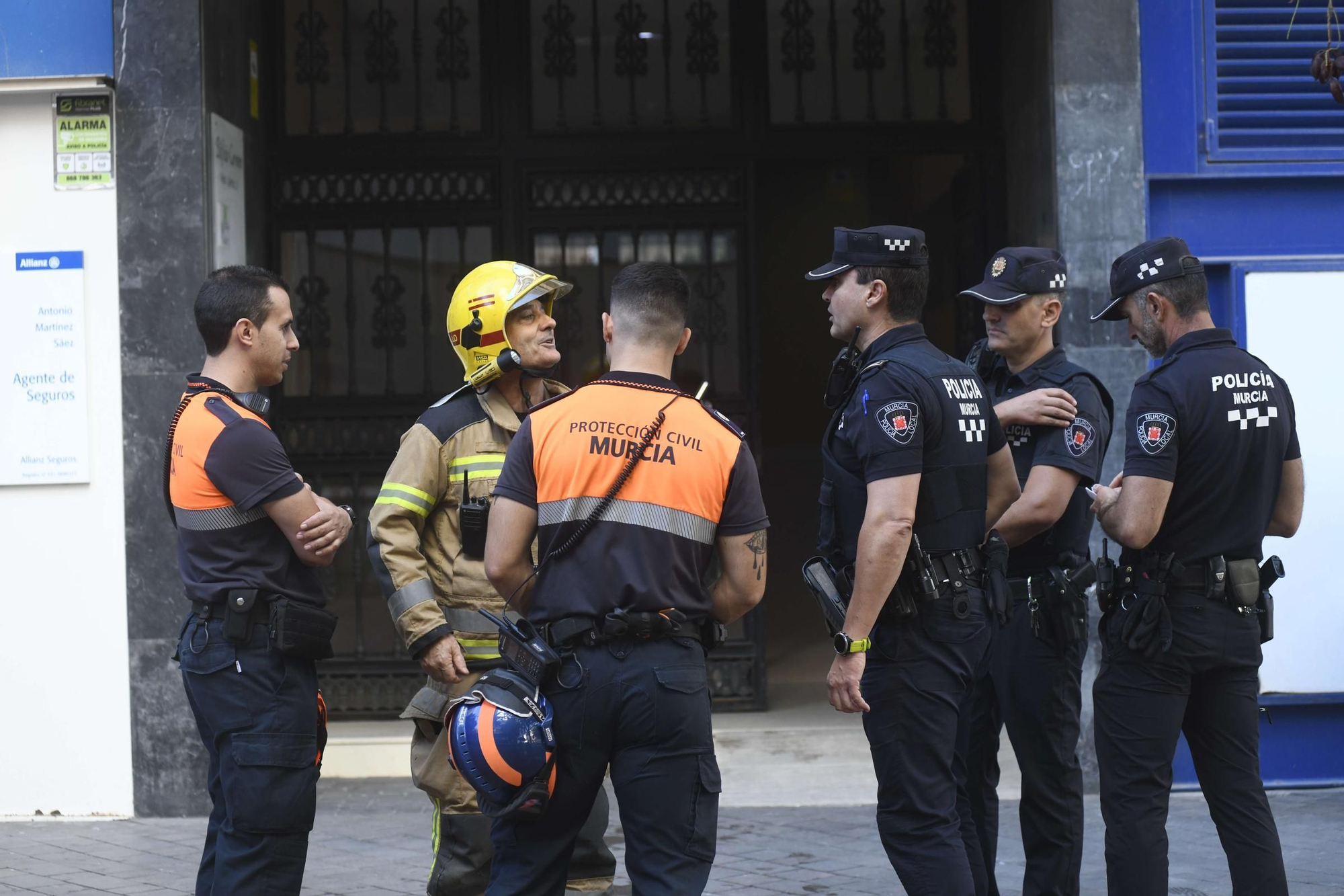 El incendio de un edificio en la Plaza Condestable, en imágenes