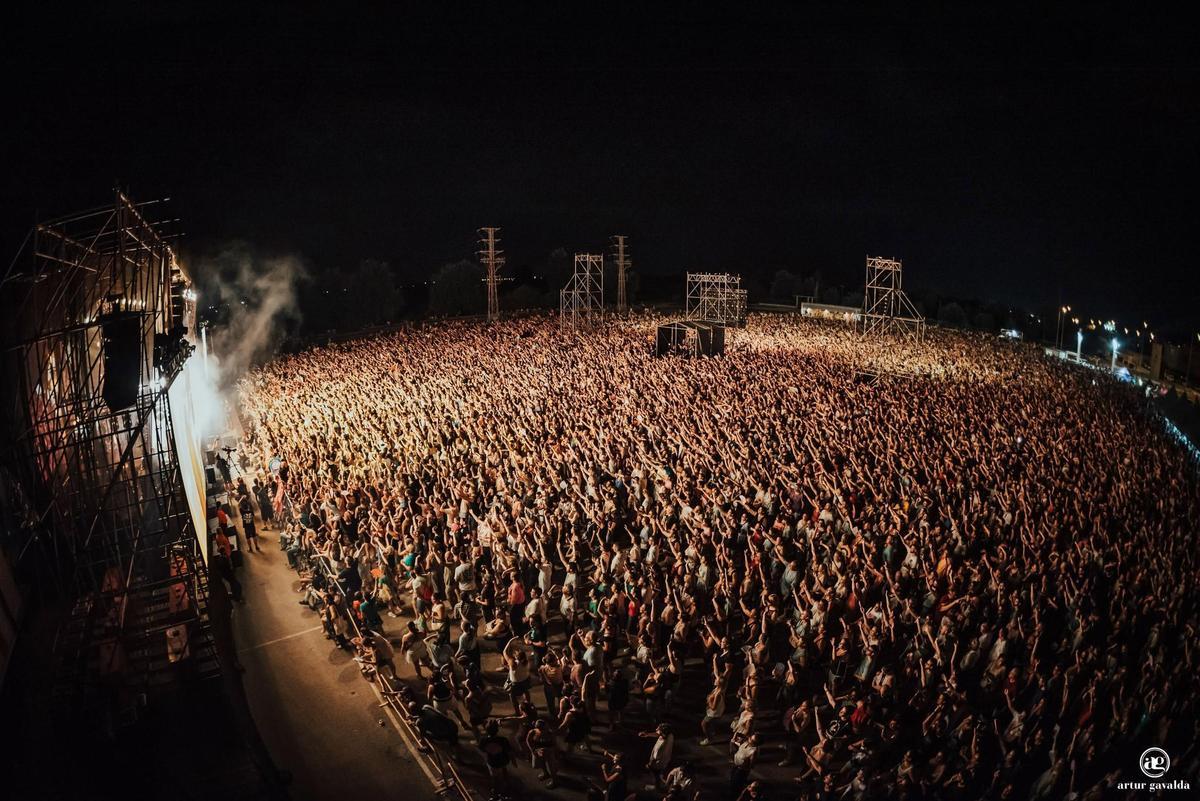Vista del concierto celebrado anoche en Alzira en el recién bautizado Espai d'Oci La Fúmiga.