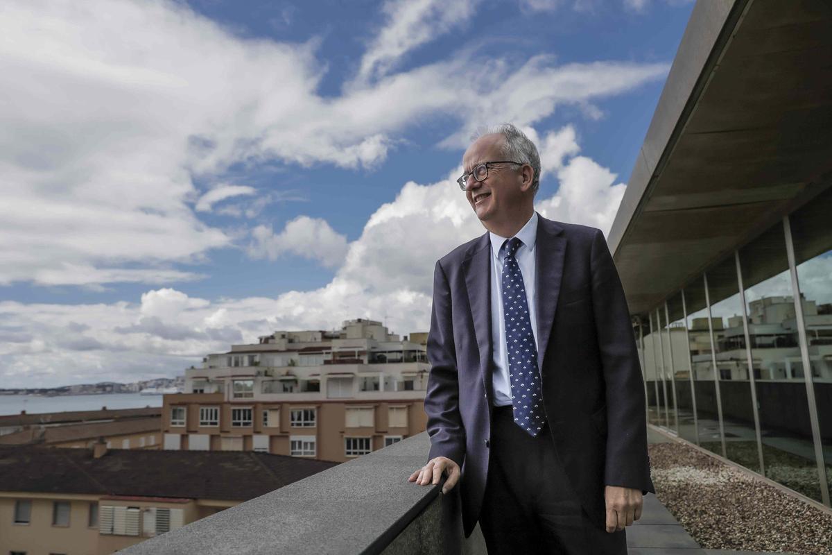 Simón Pedro Barceló posa en la terraza de su despacho, en la sede corporativa en Nou Llevant, en Palma.