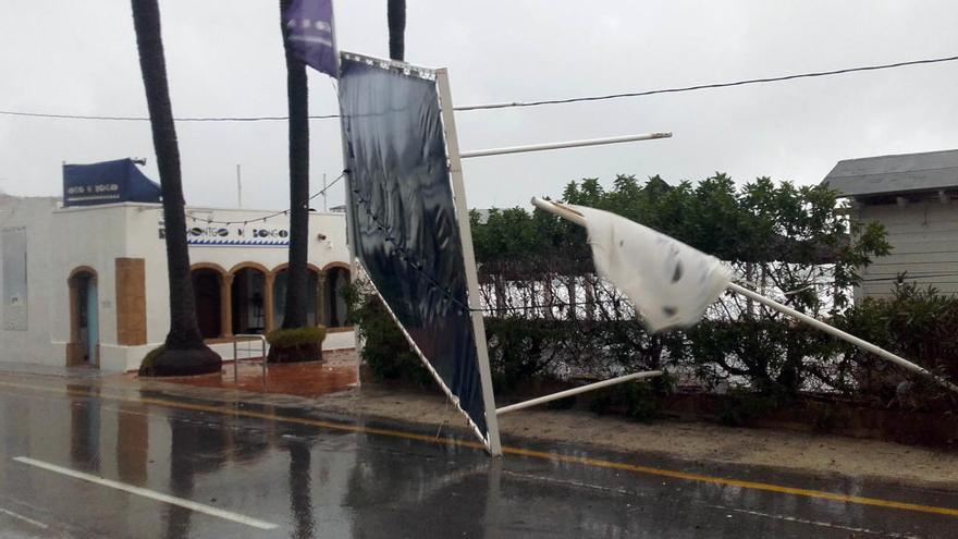 El temporal arranca el techado de un bar de la playa de Xàbia