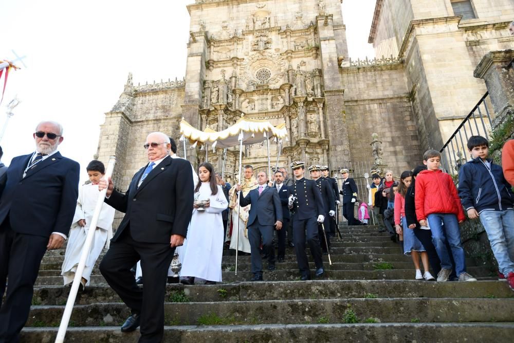 Un tapiz florar para engalanar el paso del "Viático" en Pontevedra