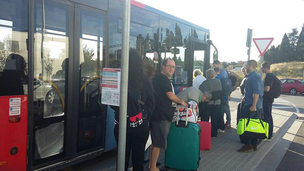Pasajeros del AVE esperan a coger el autobús en la estación de Figueres.