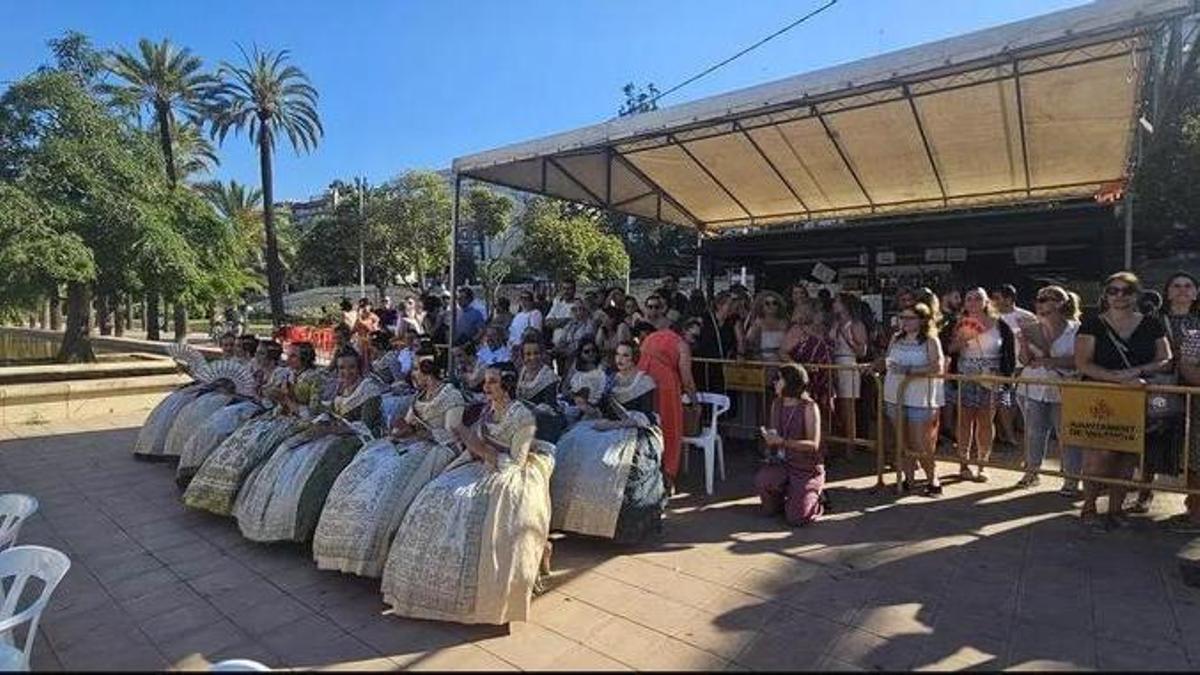 María Estela y la corte contemplan la preselección de Olivereta de 2024 resguardadas del calor