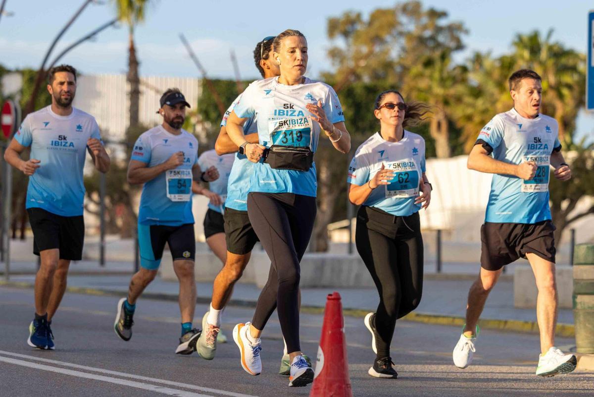 Algunos corredores trotan durante la 5K Ibiza 2025