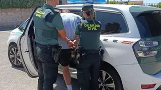 Un empleado de la limpieza en el Arenal impide que un atracador le robe el móvil a una turista en la playa a punta de navaja