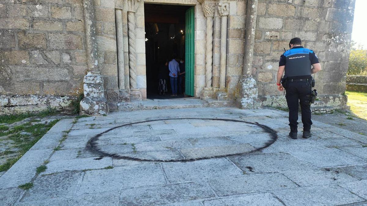 Un agente municipal, ayer, ante el círculo durante una misa de mañana. |  Santos Álvarez