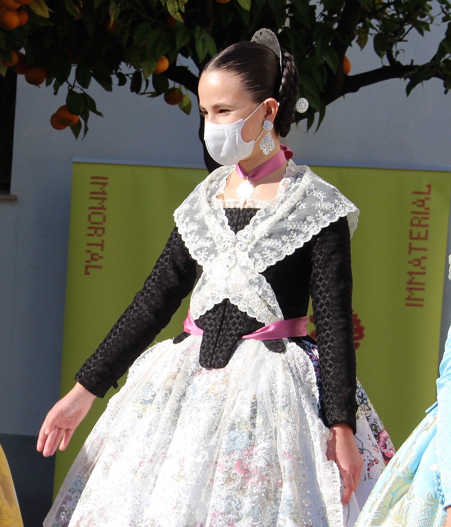 Falleras mayores y cortes recuperan el moño único... y unos segundos sin mascarilla