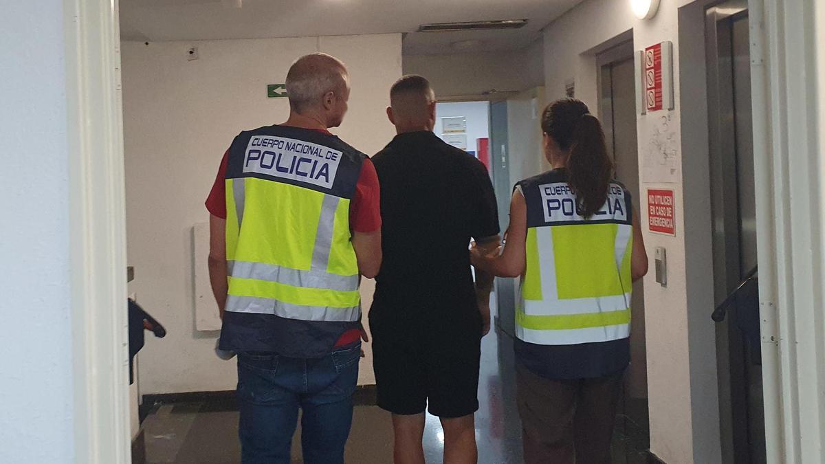 Agentes de la Policía Nacional custodian al detenido.