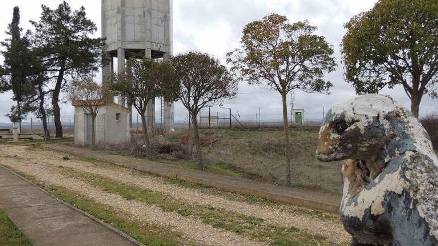 El deposito de agua, al fondo, a la izquierda y, a la derecha, obras en una calle de Quiruelas de Vidriales.