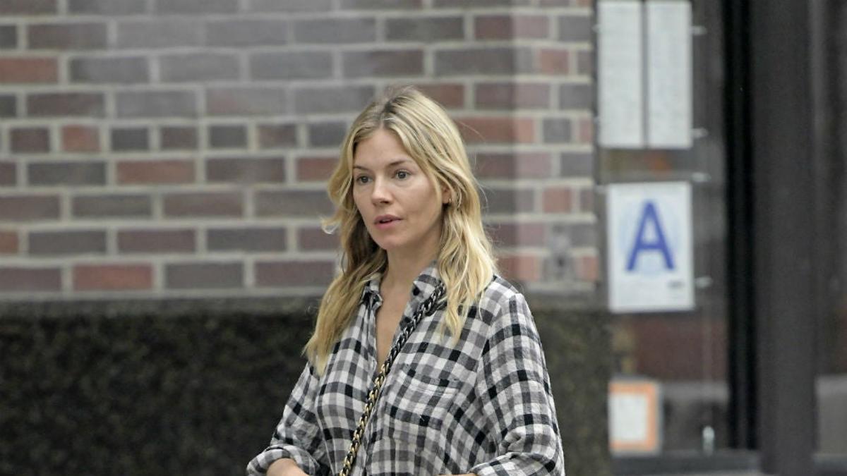 Sienna Miller con vestido camisero a cuadros y sandalias planas