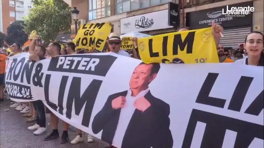 '¡Mestalla, despierta, esto es una mierda!', gritos de la afición desde fuera de Mestalla contra Lim y Gourlay