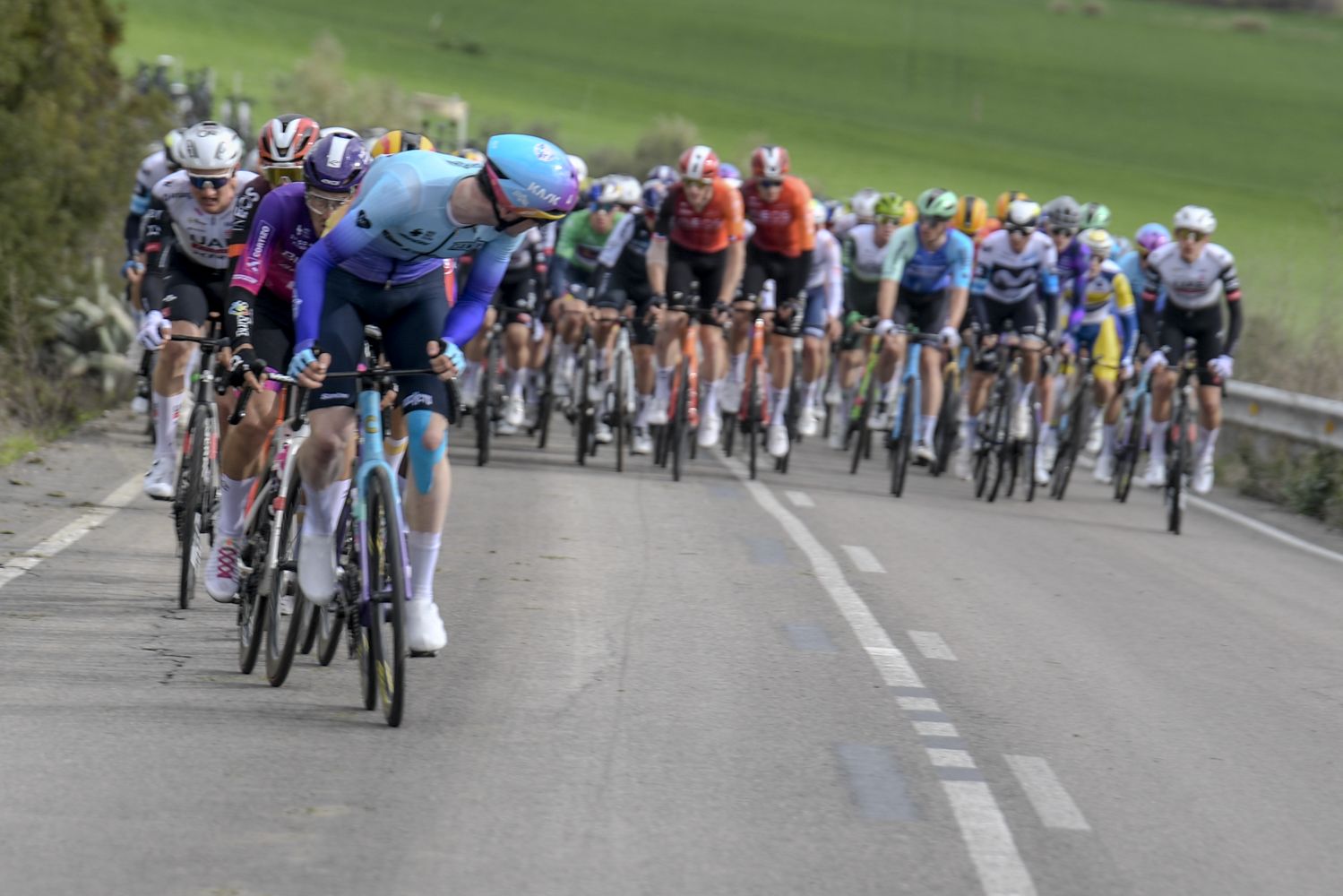 La salida de la etapa de Córdoba de la Vuelta a Andalucía en imágenes