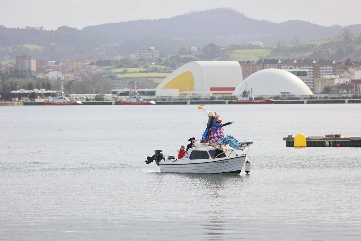 En imágenes: El desembarco de la Sardina abre el Antroxu de Avilés