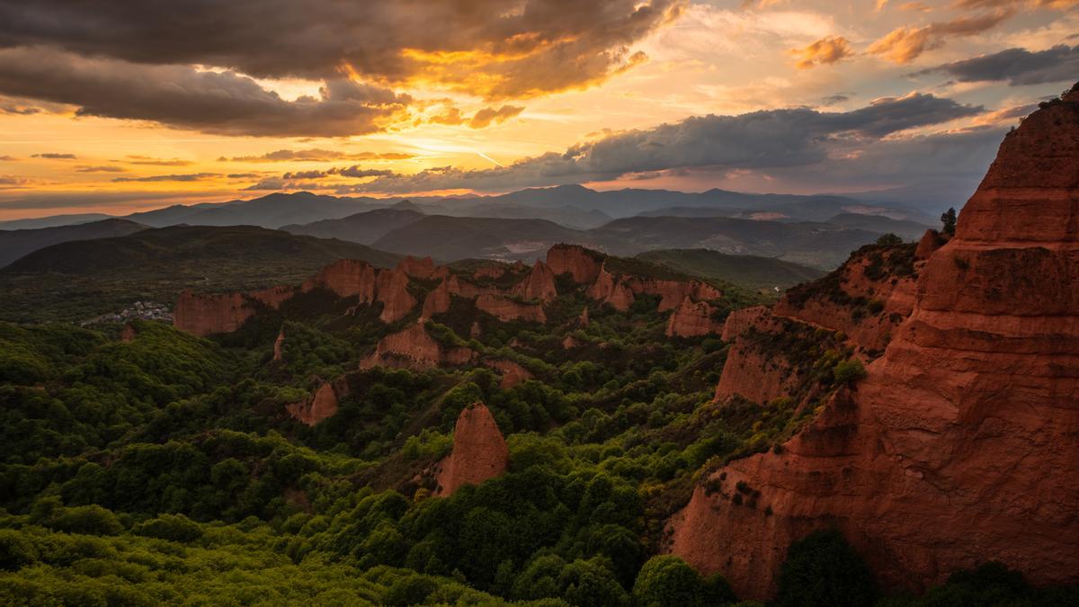 Las Médulas de León, en la zona de El Bierzo, son uno de los emplazamientos más sorprendentes de la España interior, y su particular relieve da lugar a unos anocheceres llenos de brillo y llamativas tonalidades.