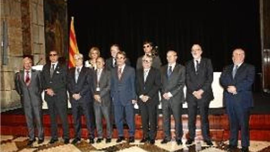 L&#039;exjutge Agustí Carles i el magistrat Carles Cruz, en segon terme, ahir al Palau de la Generalitat per recollir les distincions.