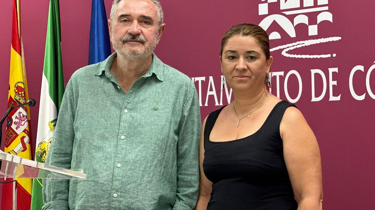 El presidente del Foro de la  Memoria, Luis Naranjo, y la viceportavoz del grupo municipal Hacemos Córdoba, Irene Ruiz