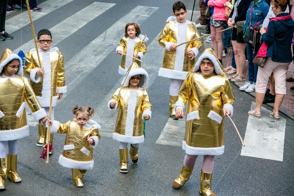 Los más pequeños desfilan en el Carnaval Infantil de Benidorm.