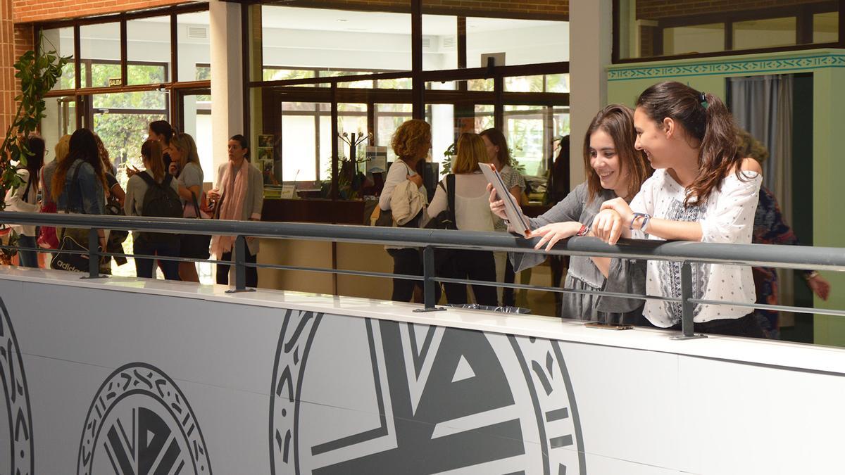 Alumnas pasean por el Campus de la Universidad Católica de València