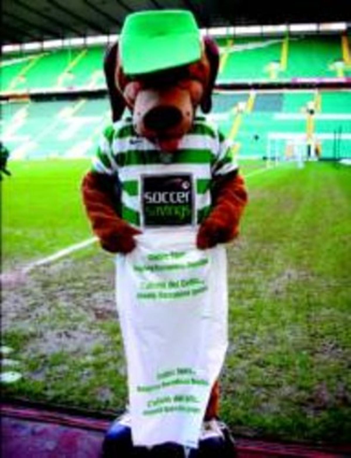 Mascota amb el lema L’afició del Celtic manté Barcelona guapa. Mascota amb el lema L’afició del Celtic manté Barcelona guapa.