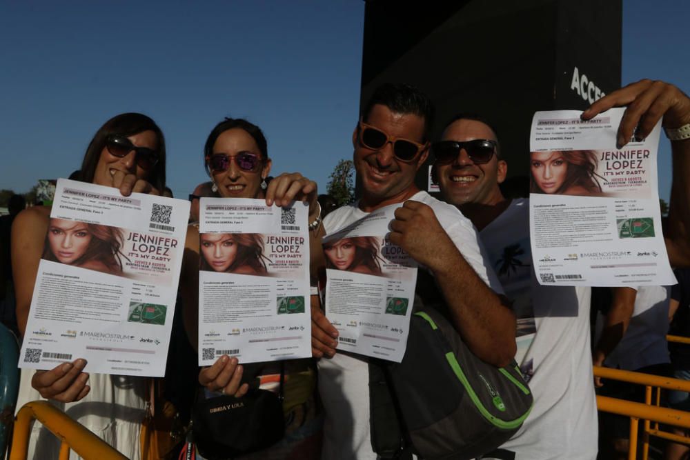 Gran expectación ante el único concierto de Jennifer Lopez en España. Se han formado largas colas hasta la apertura de las puertas del recinto del Marenostrum Castle Park, escenario del concierto.