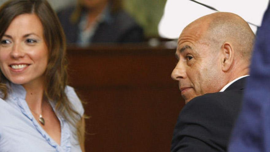 Fernando Torres Baena, principal acusado, y su esposa María José González, durante el juicio.  // Efe