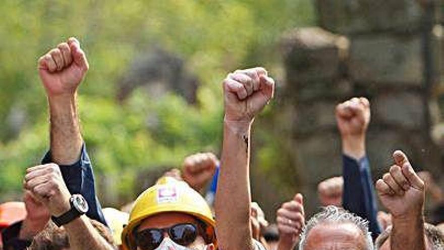 Trabajadores de Alcoa, ayer, durante una protesta.