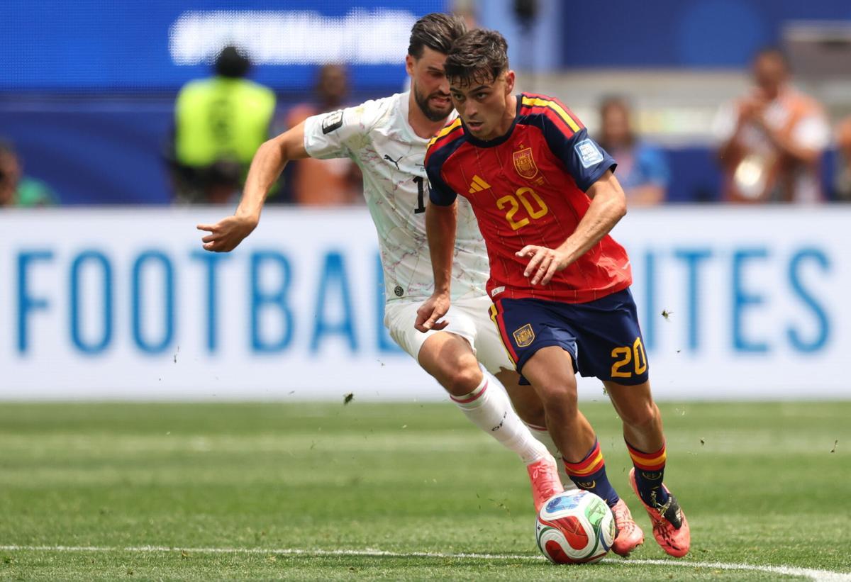 INGLEWOOD (United States), 02/07/2026.- Pedri of Spain (R) and Florian Grillitsch of Austria in action during the FIFA World Cup 2026 Round of 32 match Spain against Austria, in Los Angeles, USA, 02 July 2026. (España) EFE/EPA/CHRISTOPHER TORRES