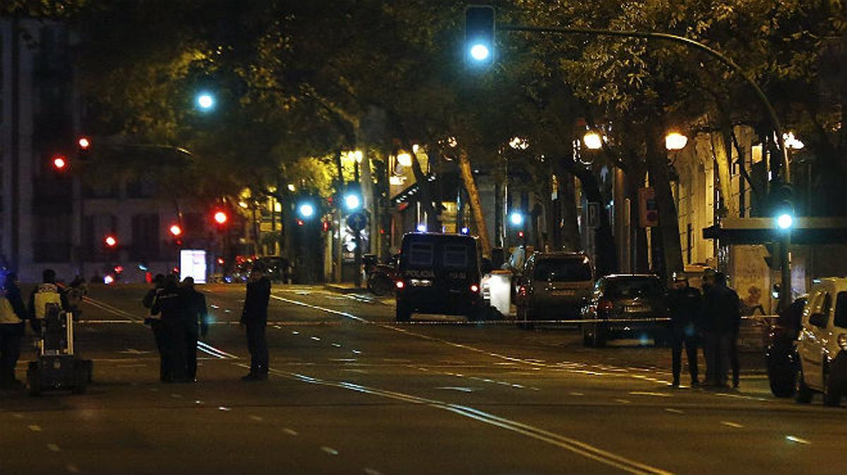 Un hombre empotra un coche contra la sede del PP en Madrid