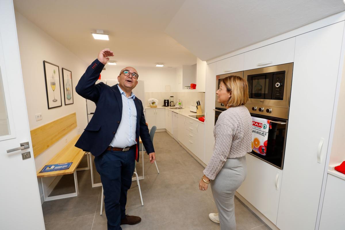 José Jerez con la consejera Noemí Santana en la cocina de Casa Pipa.