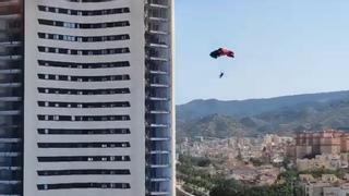 Un hombre realiza un salto base desde la torre sur de Martiricos