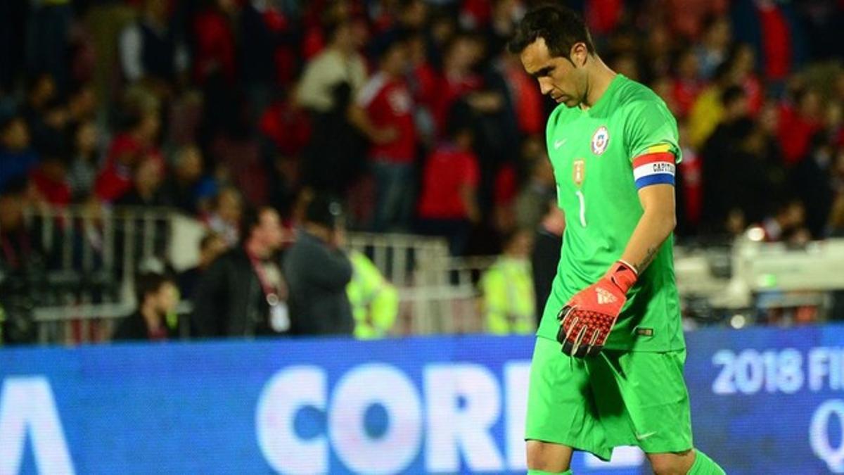 El portero azulgrana Claudio Bravo, durante el encuentro entre Chile y Colombia.