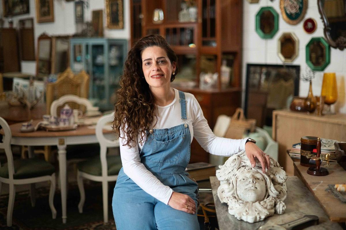 Guadalupe´s, la zaragozana que restaura muebles antiguos: "Los desechos de algunos son mis tesoros"