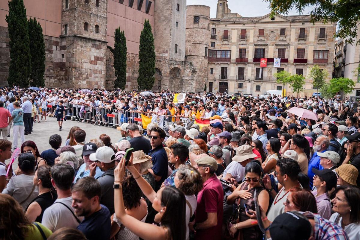 Fieles esperan en la catedral de Barcelona la llegada del papa León XIV