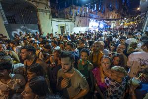 Aglomeraciones y juerga en la primera noche de las fiestas de Sants 2024