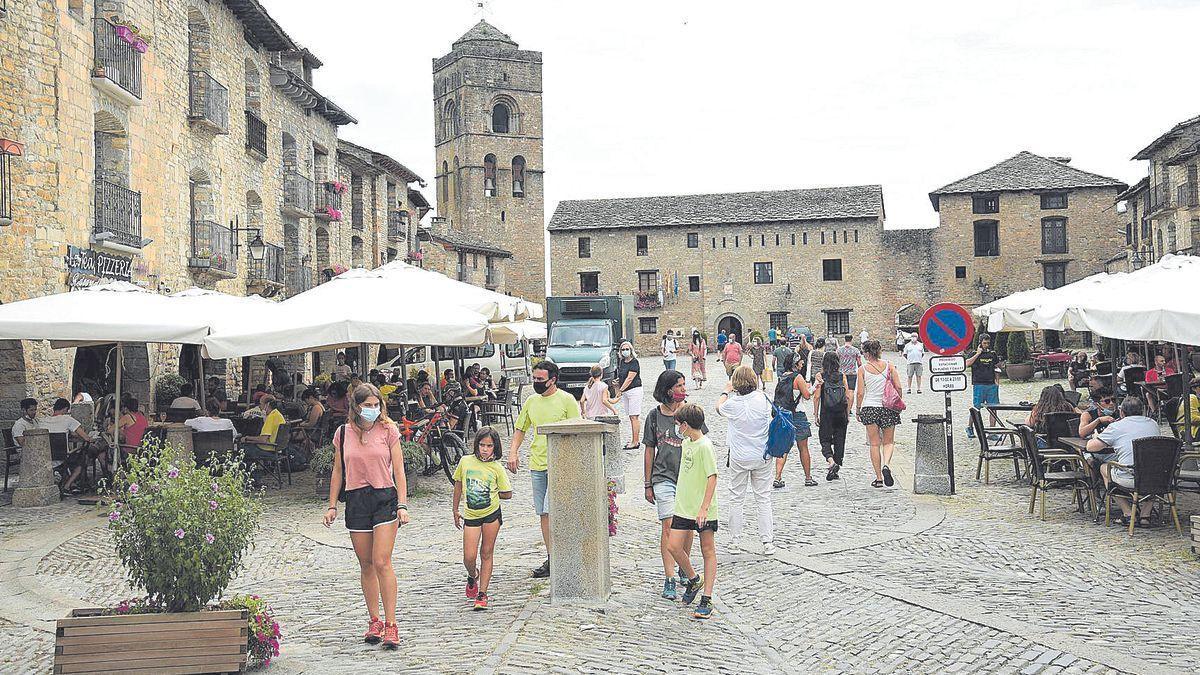 Turistas en la plaza Mayor de Aínsa.