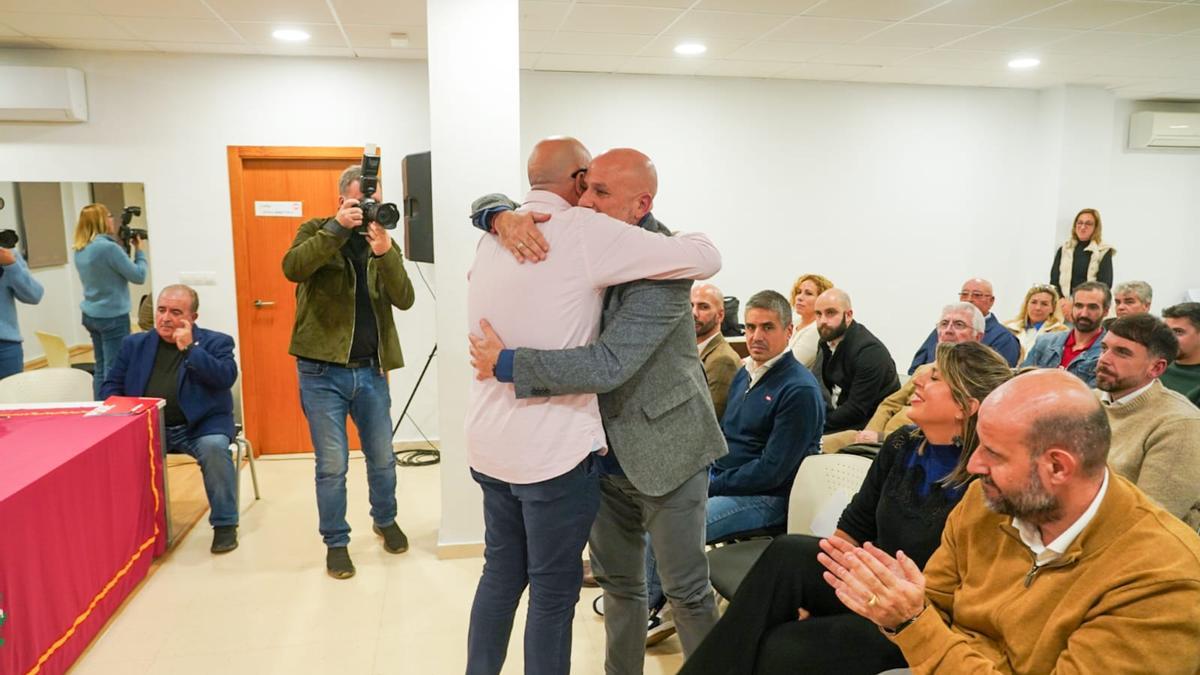 Carlos De Haro se abraza con Gonzalo López Pretel