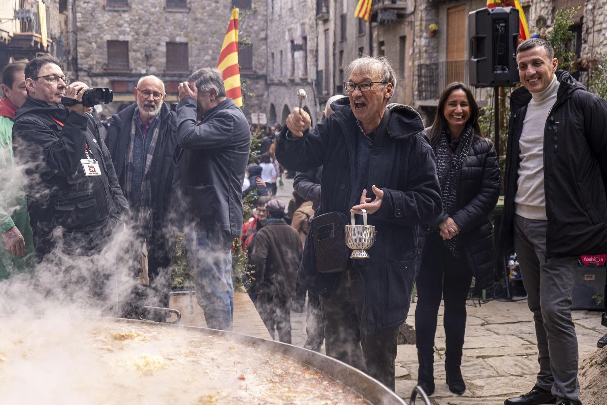 Bagà cuina el seu popular arròs per 2.500 persones