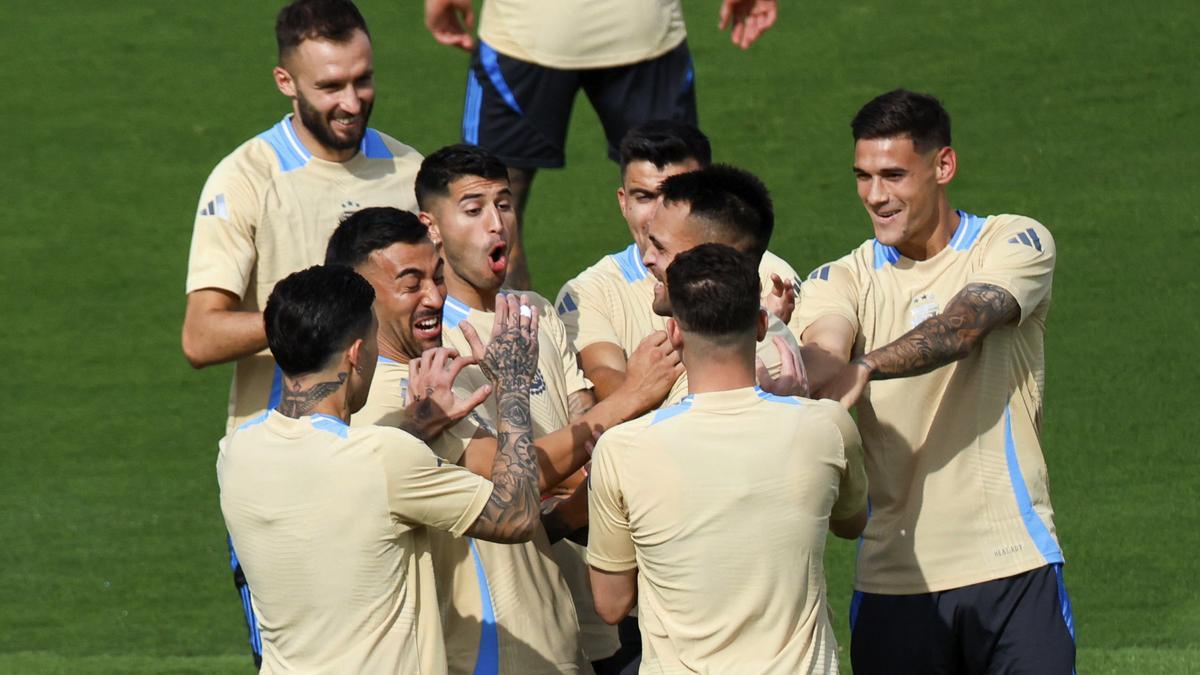 Jugadores de fútbol de Argentina bromean antes de la práctica para un torneo de la Copa América, el miércoles 19 de junio de 2024, en Kennesaw, Ga. Argentina juega contra Canadá el jueves en Atlanta.