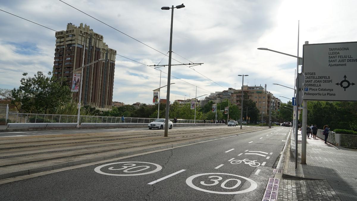 Bicis y patinetes, por la calzada en el Puente de Esplugues