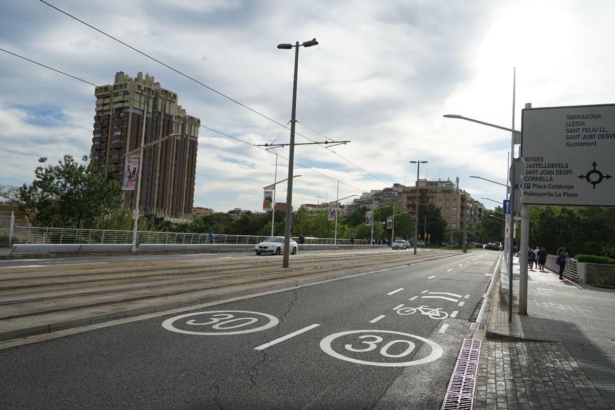 Bicis i patinets, per la calçada al Pont d’Esplugues