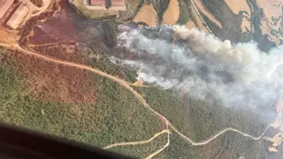 Un foc provocat per un cable elèctric deixa Pinós sense subministrament