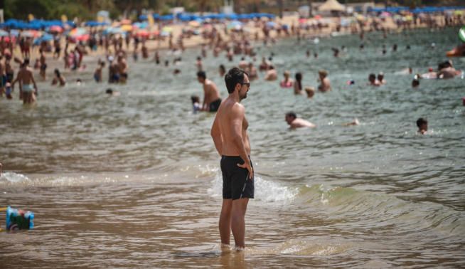 Colas para llegar a la playa de Las Teresitas .