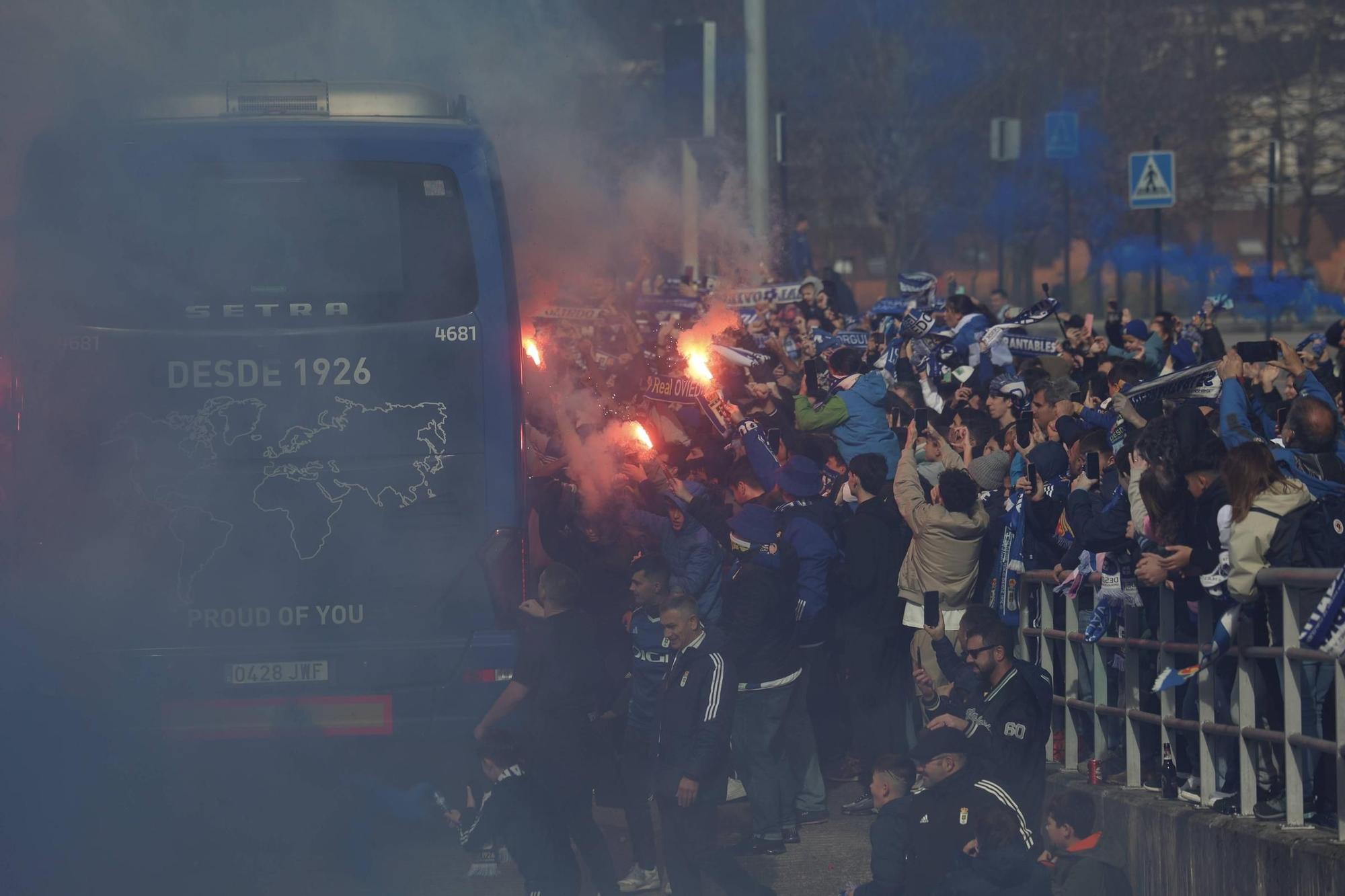 La salida de los jugadores del Real Oviedo del Carlos Tartiere en imágenes