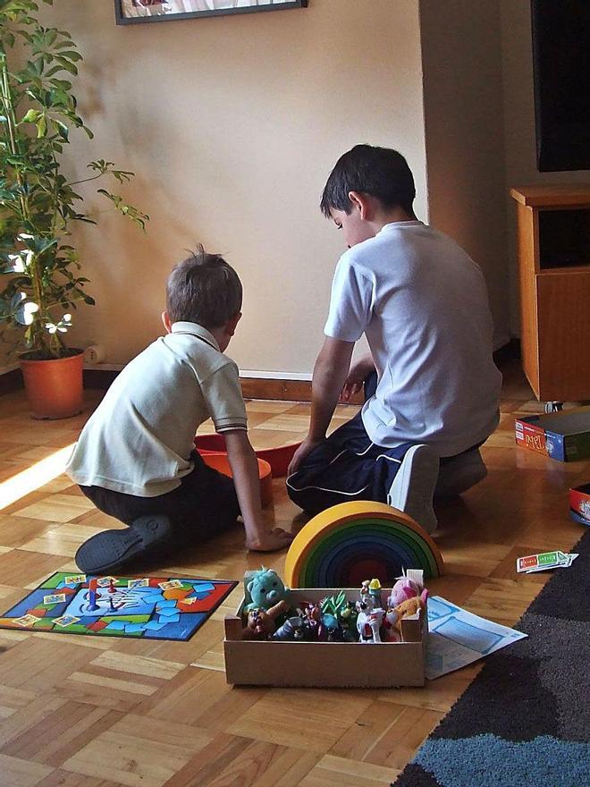 Dos niños jugando en una casa de acogida