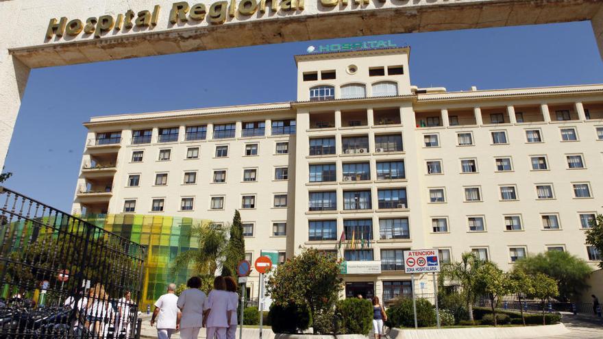 La mujer está ingresada en el Hospital Regional.