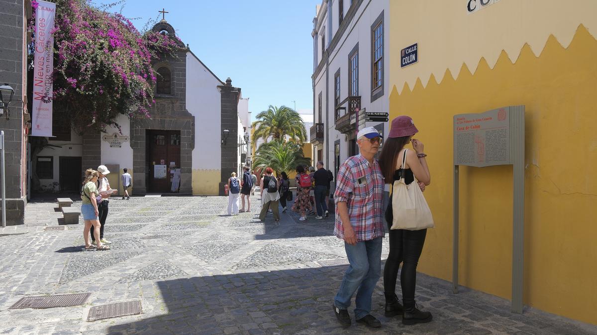 Turistas en Vegueta en la Semana Santa de 2025.