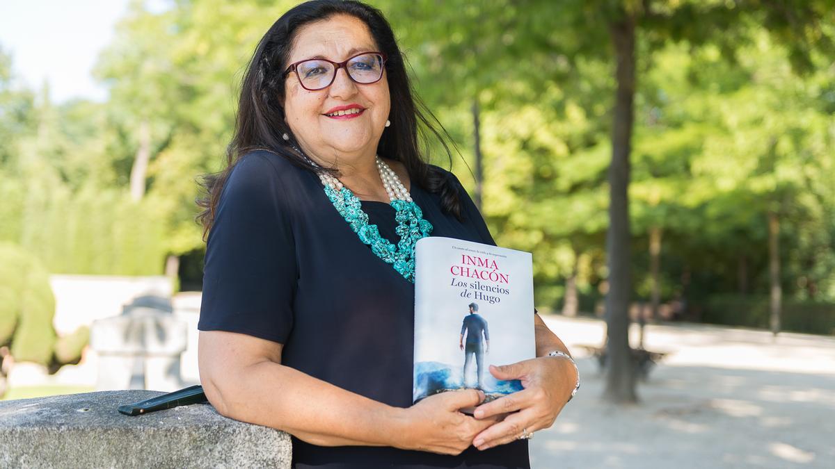 La extremeña Inma Chacón posa con su libro.