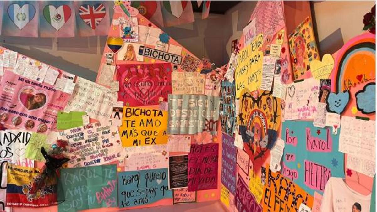 Pancartas de los fans de Karol G en el museo temporal de Madrid