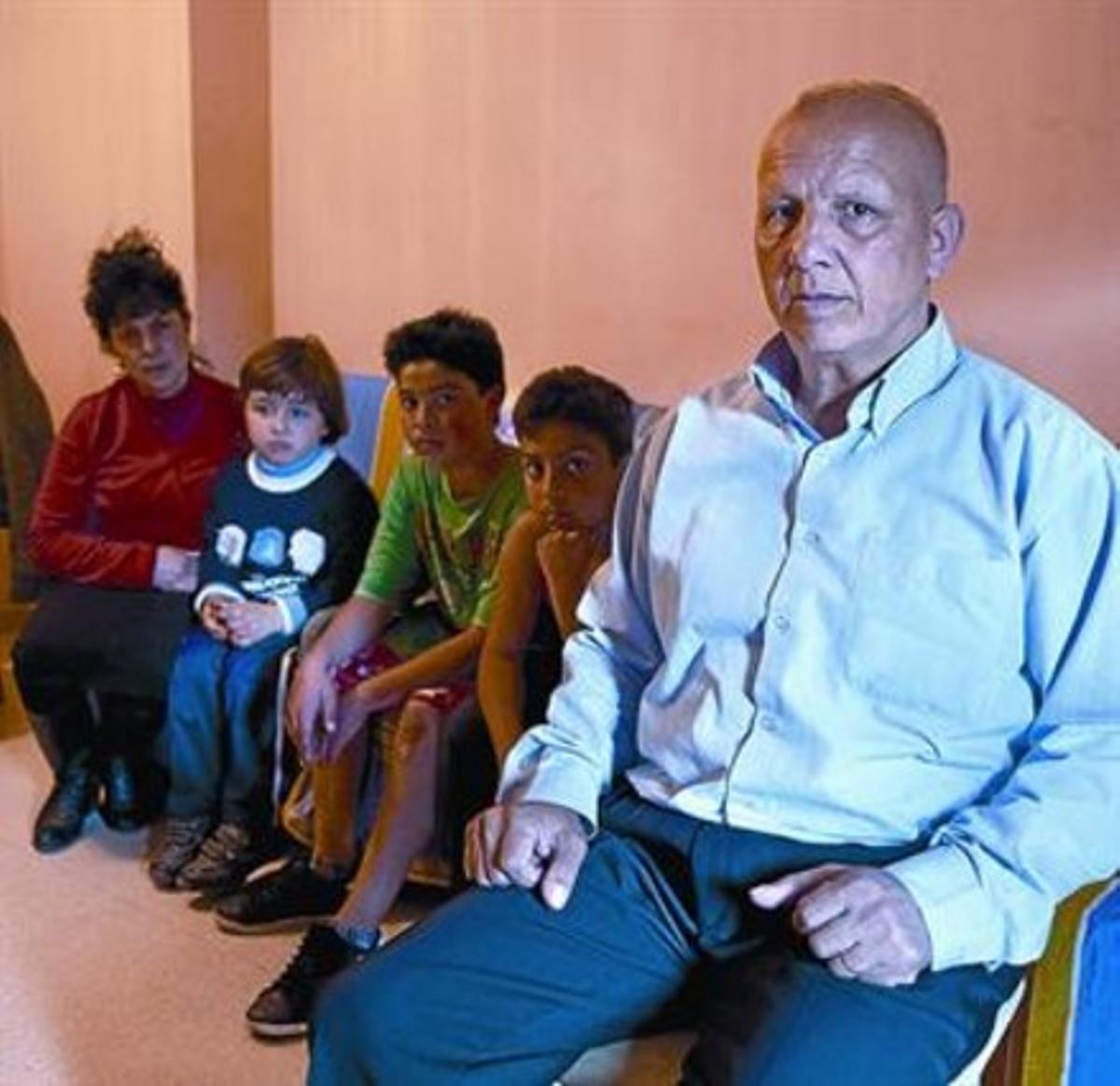 En precariGabriel Pérez, amb la seva dona i els tres fills, al seu pis.